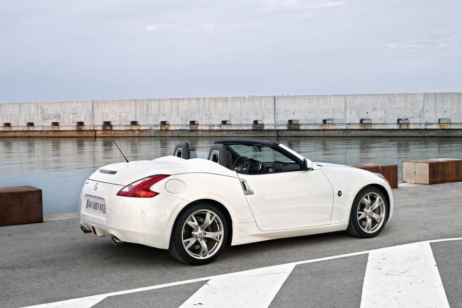  Nissan 370Z Roadster 2011 года  (фото 2 из 16)